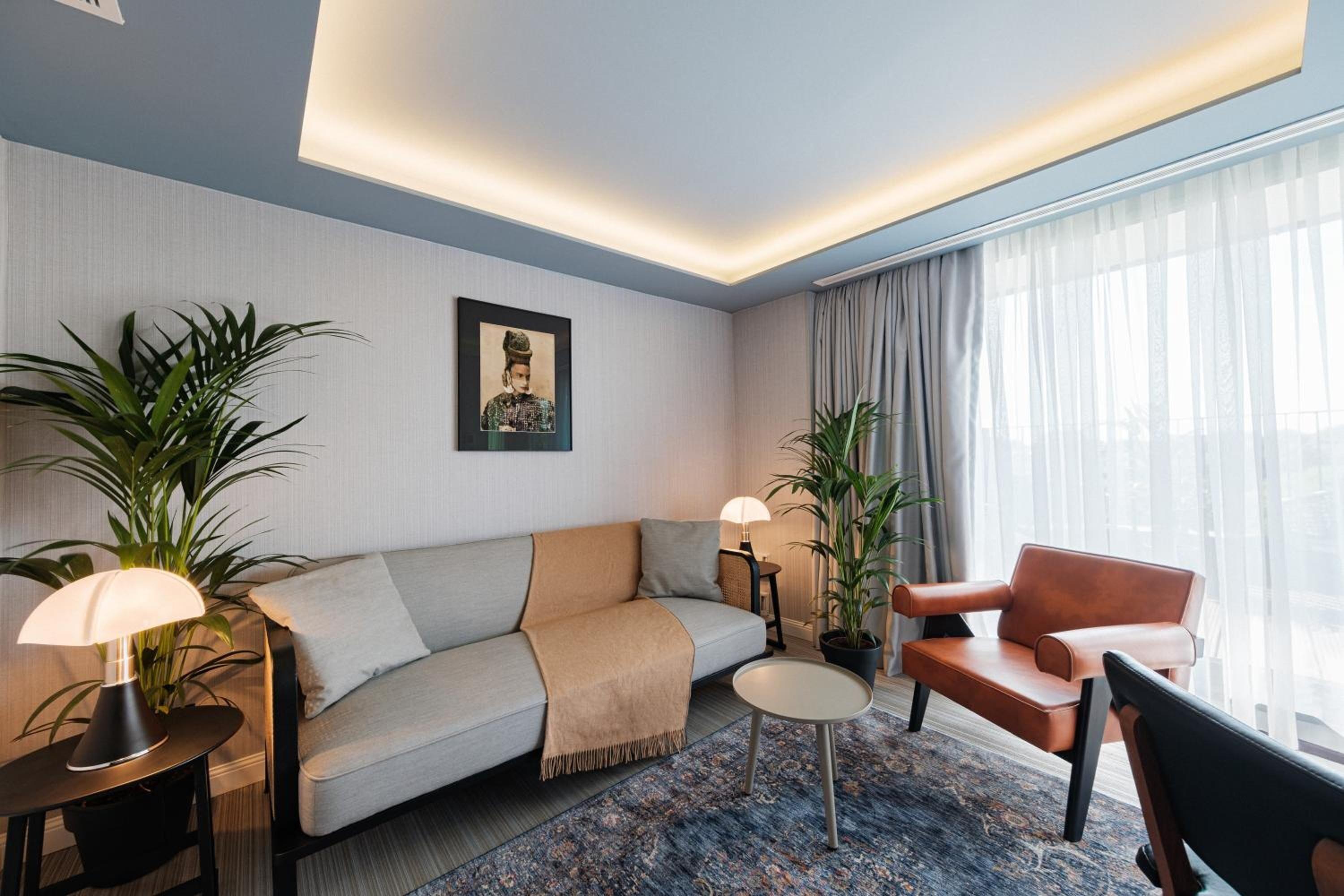 Hotel Muze - Handwritten Collection